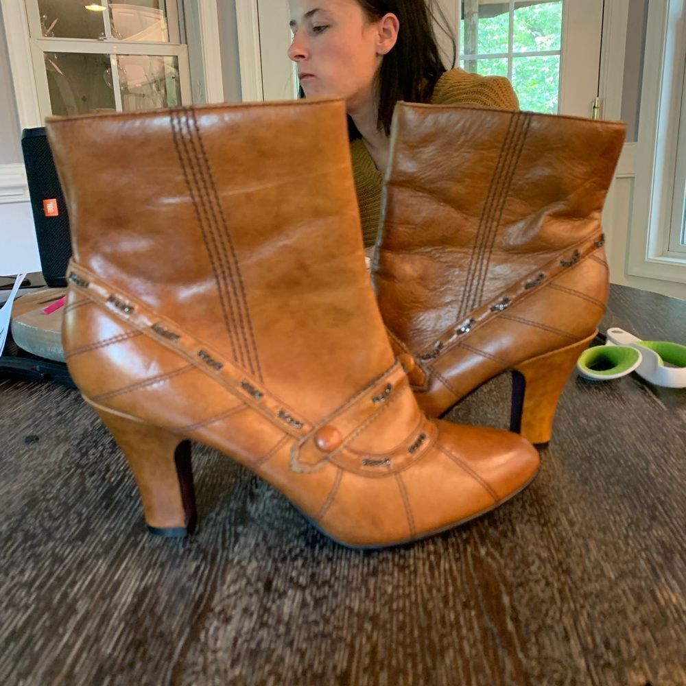 Bobbi Blu Brown Veggie Leather Chain Detail Boots sz 5.5